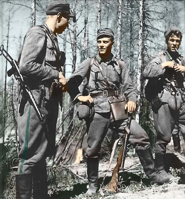 Lauri Törni (in the middle) as a Finnish lieutenant